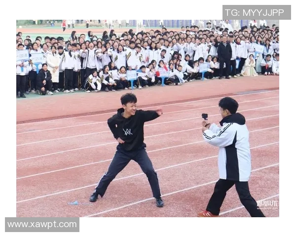 足球巨星风采展：歌曲旋律与照片故事交织的精彩瞬间