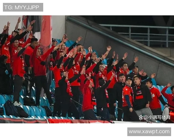 足球明星齐聚一堂互动盛宴球迷热议幕后故事与赛场精彩瞬间